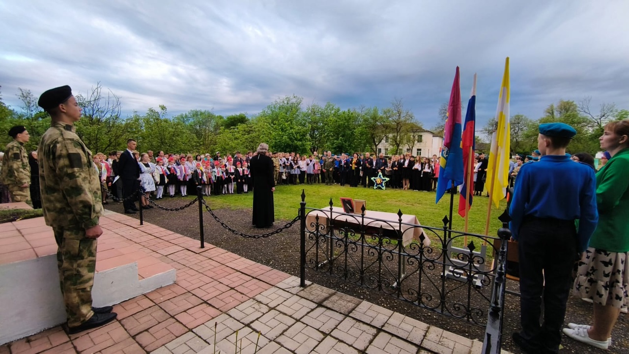 Накануне Дня Победы 8 мая, в нашей школе, прошла панихида на месте захоронения воинов-героев Гражданской войны и ВОВ..